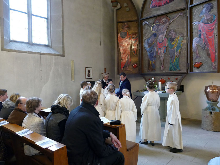 1. Heilige Kommunion in St. Crescentius (Foto: Karl-Franz Thiede)